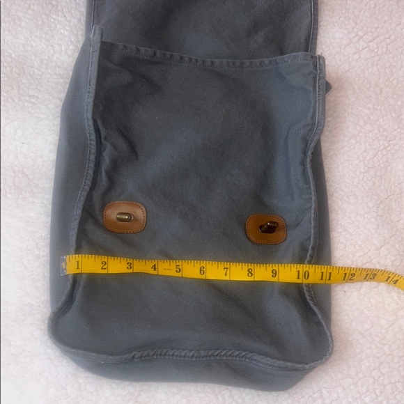 Stylish Gray Messenger Bag with Graphic Design - Picture 4 of 12